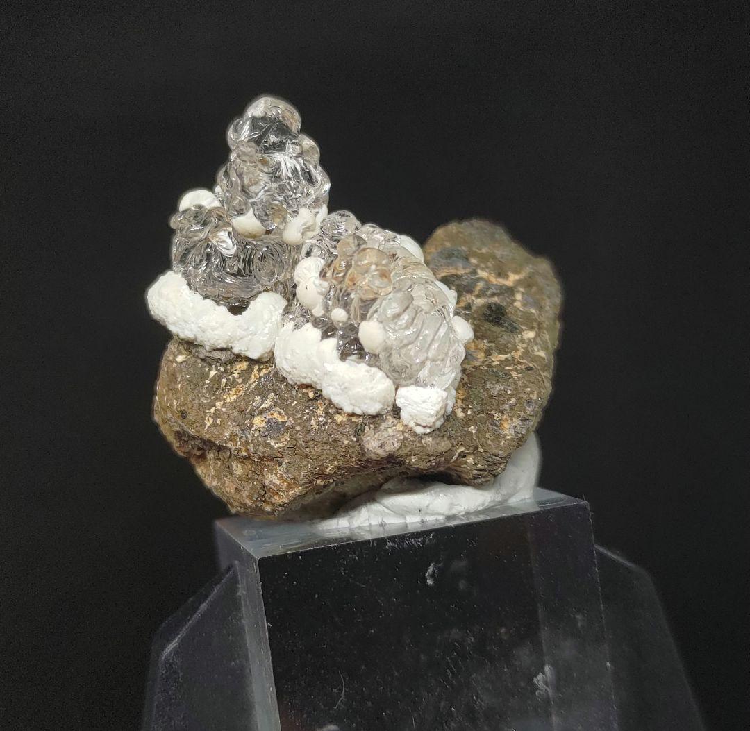 玉滴石 ハイアライト 鉱石 鉱物 ミネラル 原石 標本 母岩付き