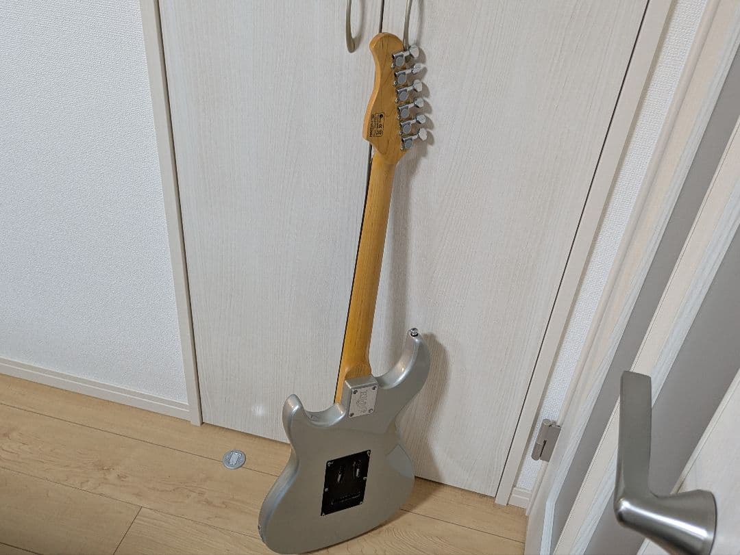 Elioth No.S305 シルバーエレキギター　ソフトケース+付属品付