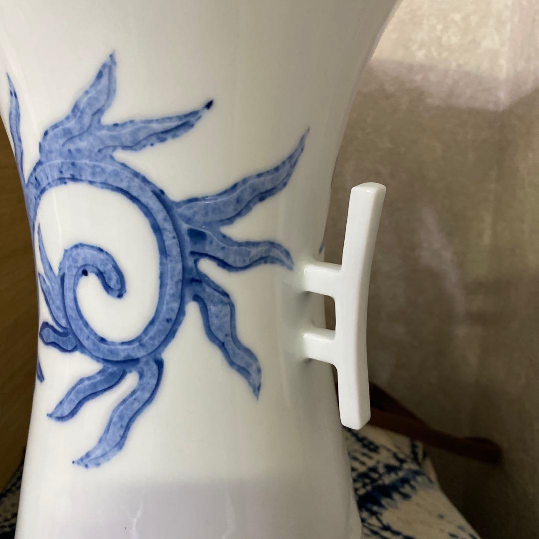 人間国宝　井上萬二　染付鳳凰彫文耳付花器