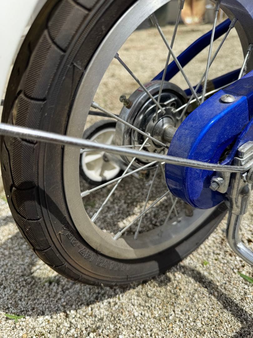 トミカ 幼児用自転車 青 前カゴ付き ヘルメット付き 1月まで