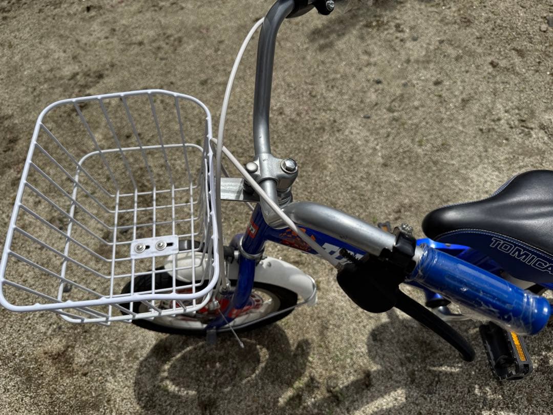 トミカ 幼児用自転車 青 前カゴ付き ヘルメット付き 1月まで
