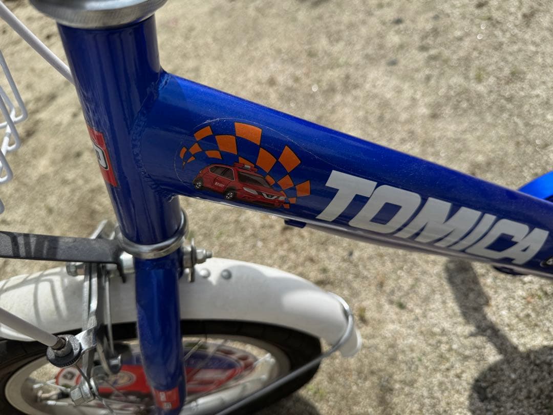 トミカ 幼児用自転車 青 前カゴ付き ヘルメット付き 1月まで