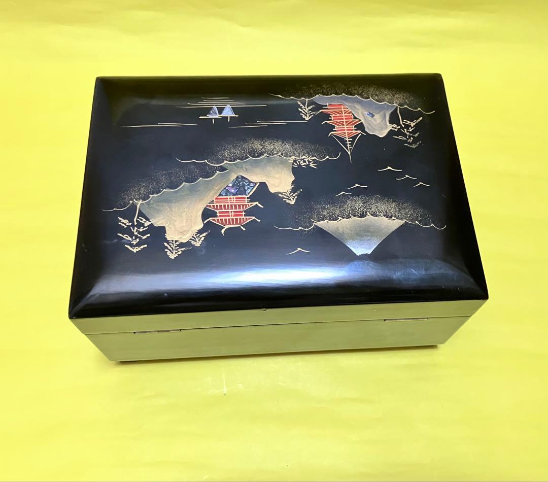 漆器小物入　山と寺院のデザイン　塗り物　螺鈿細工　オルゴール 鍵付　宝石化粧箱