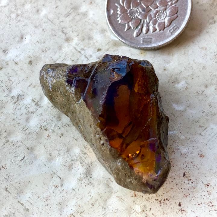 オレンジオパール原石65ct三角形の母岩が可愛い/美遊色