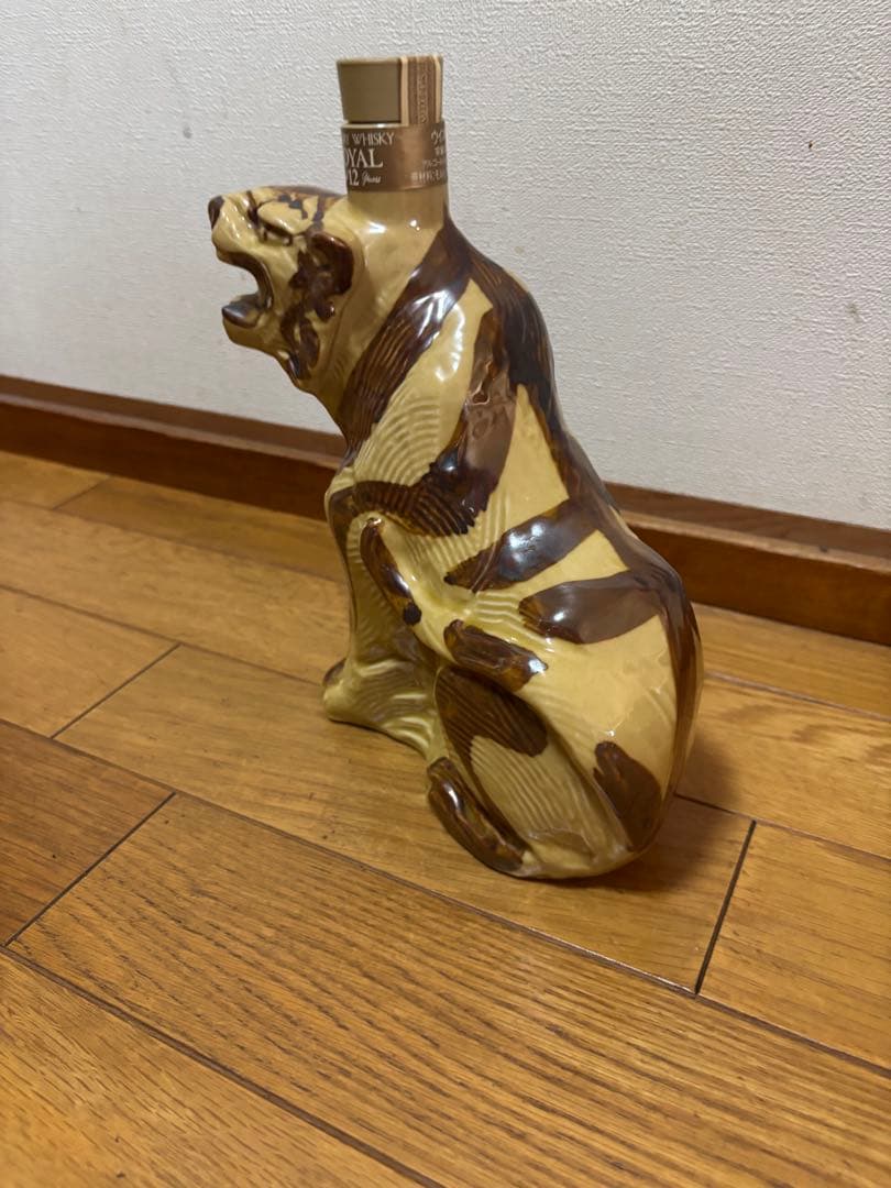 【未開栓】干支 寅 虎 陶器 ウイスキー サントリー ローヤル12年