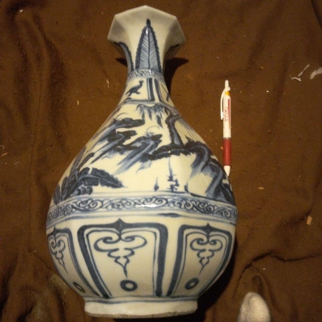 中国陶磁器　元染付　青白磁の花瓶 人物と植物の絵柄