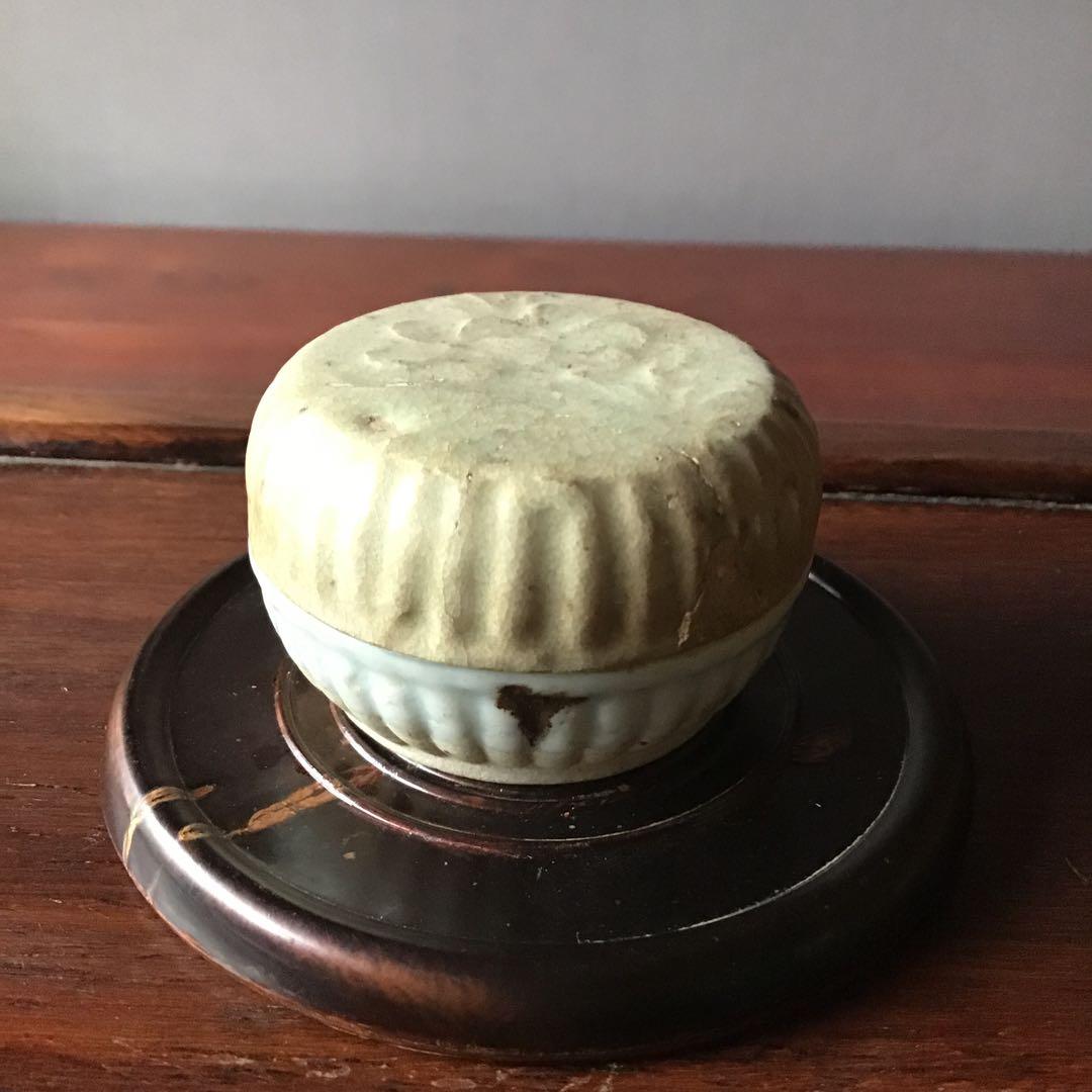 宋　青白磁　陽刻花　香合