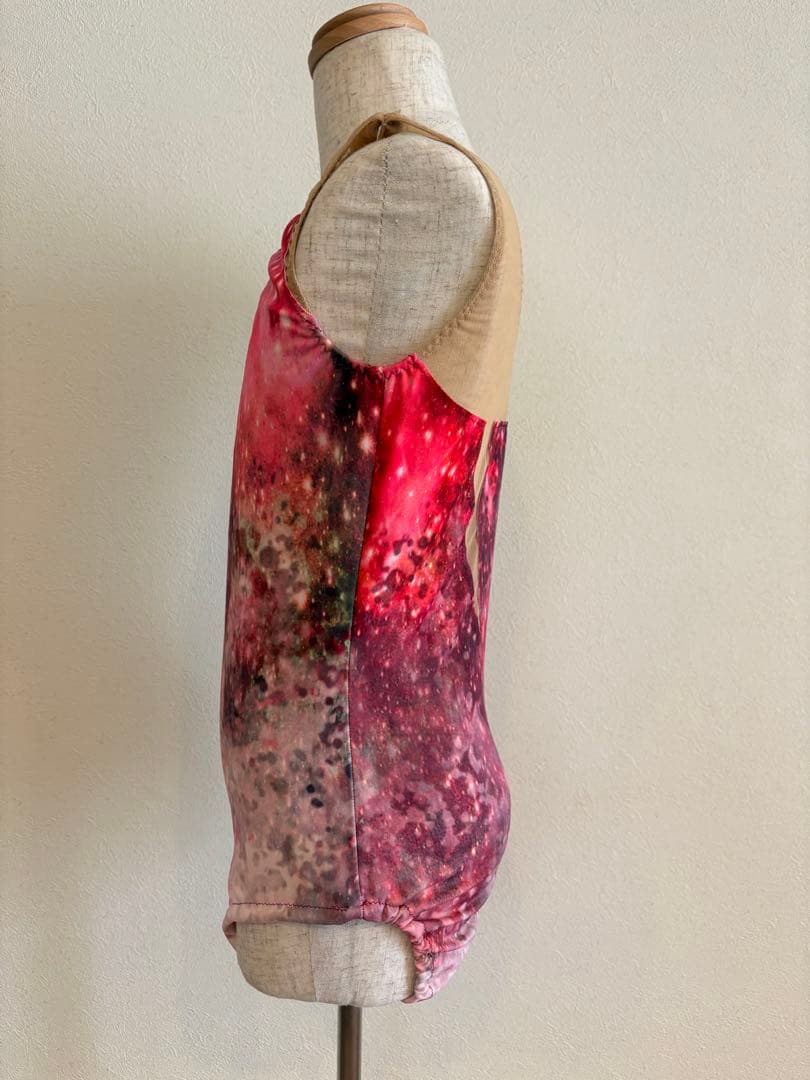 140バトン衣装　赤系プリント生地