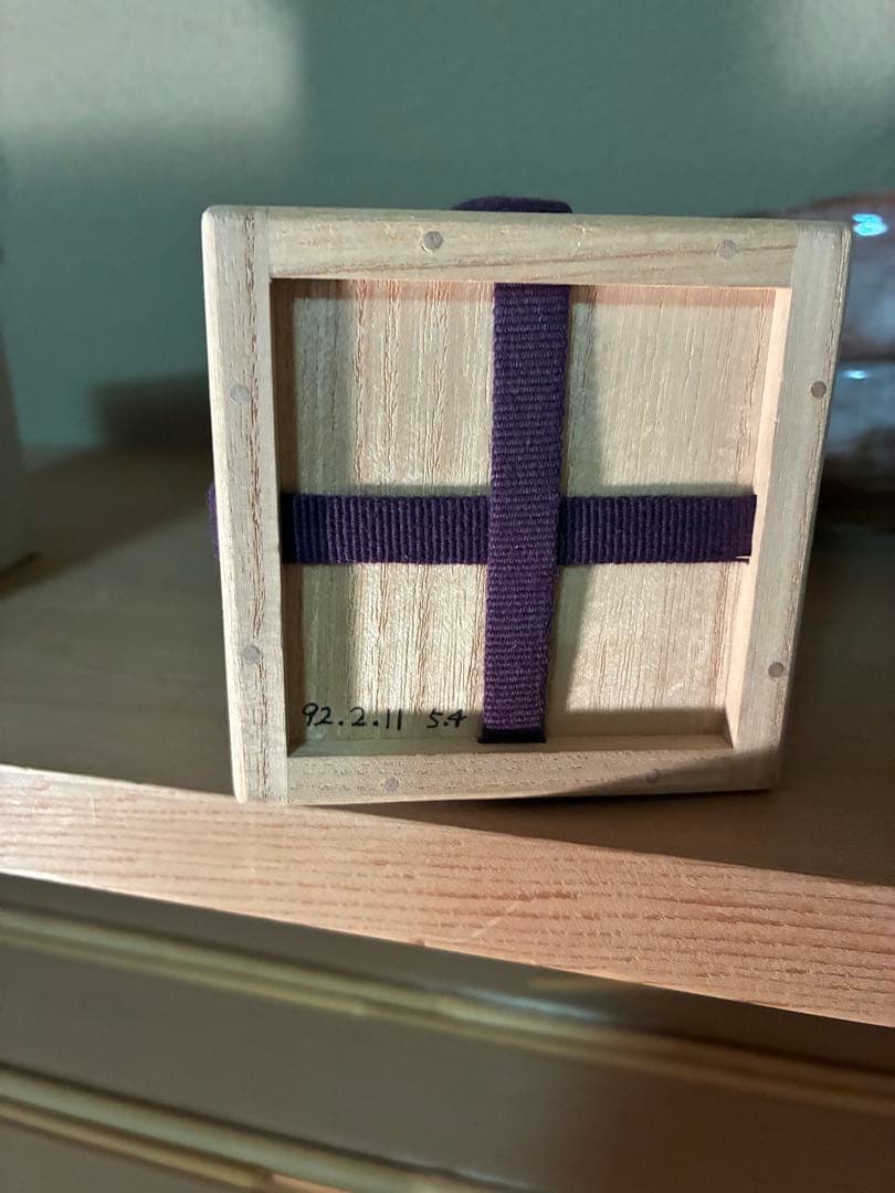 黒地に金色模様の茶碗