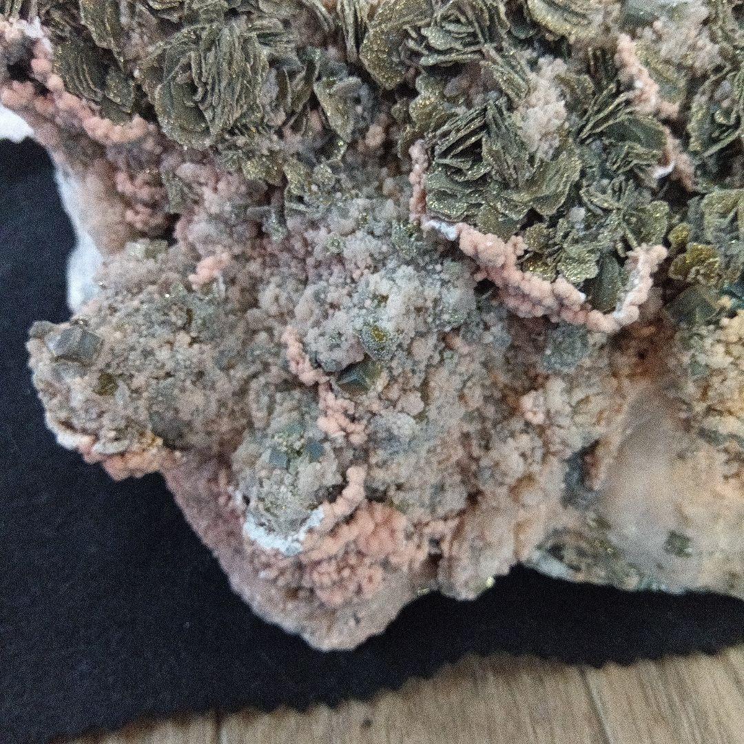 大特価6 【国産】菱マンガン鉱＆磁硫鉄鉱（青森県尾太鉱山）結晶が板状　希少　大型