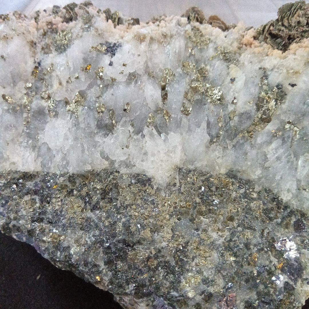 大特価6 【国産】菱マンガン鉱＆磁硫鉄鉱（青森県尾太鉱山）結晶が板状　希少　大型