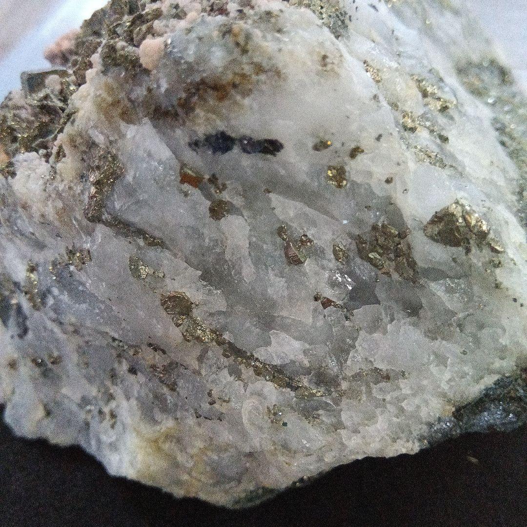 大特価6 【国産】菱マンガン鉱＆磁硫鉄鉱（青森県尾太鉱山）結晶が板状　希少　大型