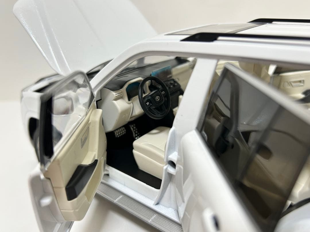 ランドクルーザー300 1/18 モデルカー ミニカー ダイキャストカー