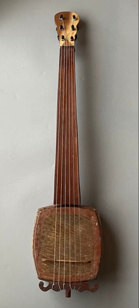 超個性派フレットレスギター　三味線ボディ×魚皮張り　ショートスケール　ケース付