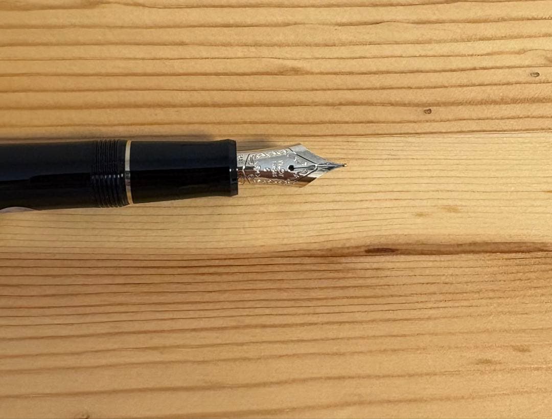 新品　シール付　ゴールド×ブラック　ルシーナ　万年筆 M パイロット 万年筆