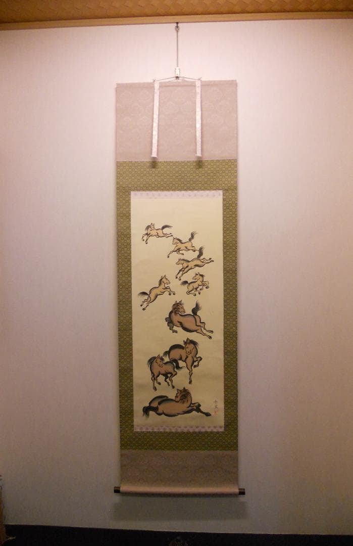 掛け軸 千里 作 九頭馬 九馬図 絹本 希少 軸装 茶道具 掛軸 美品 です。