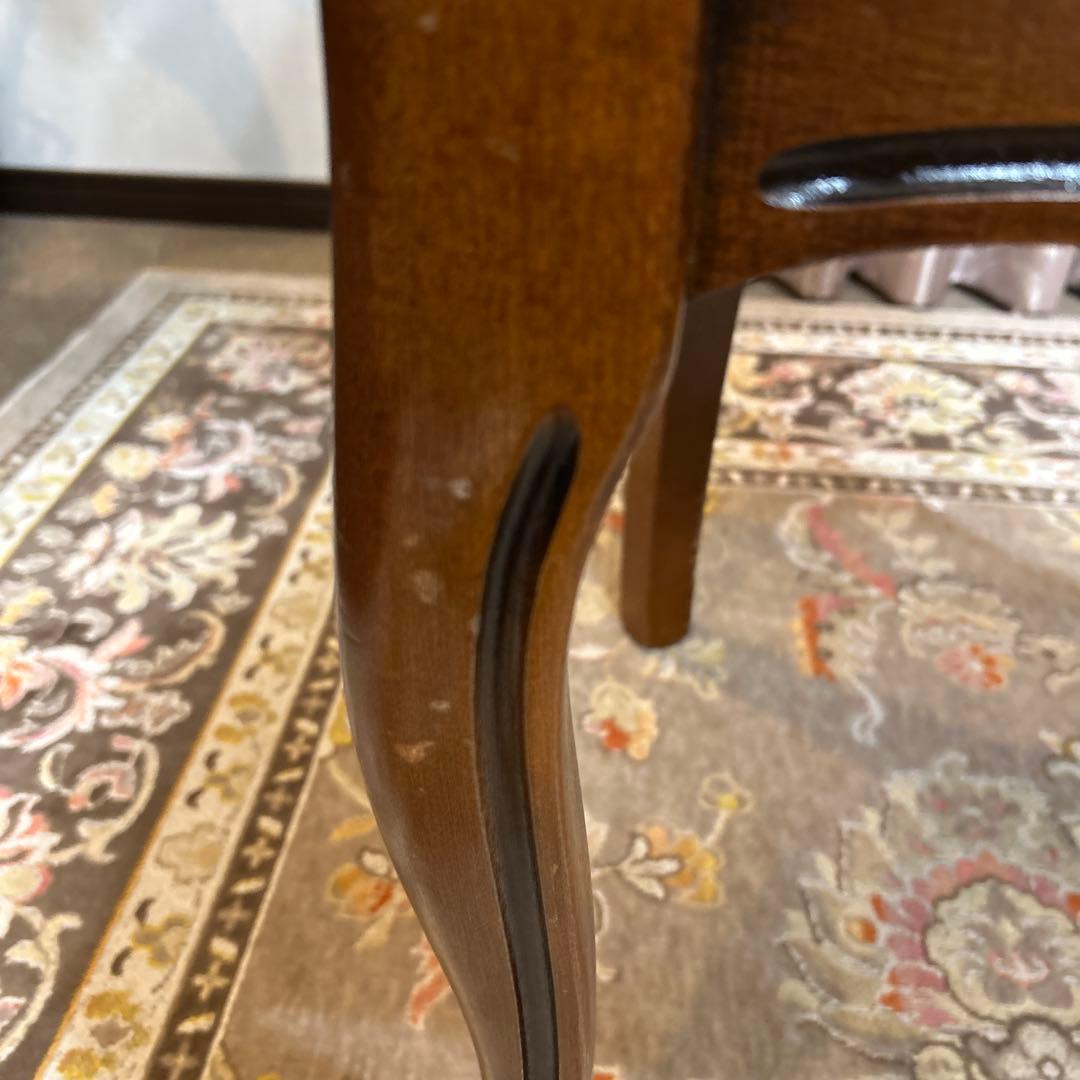 クラシックスタイルのダイニングチェア