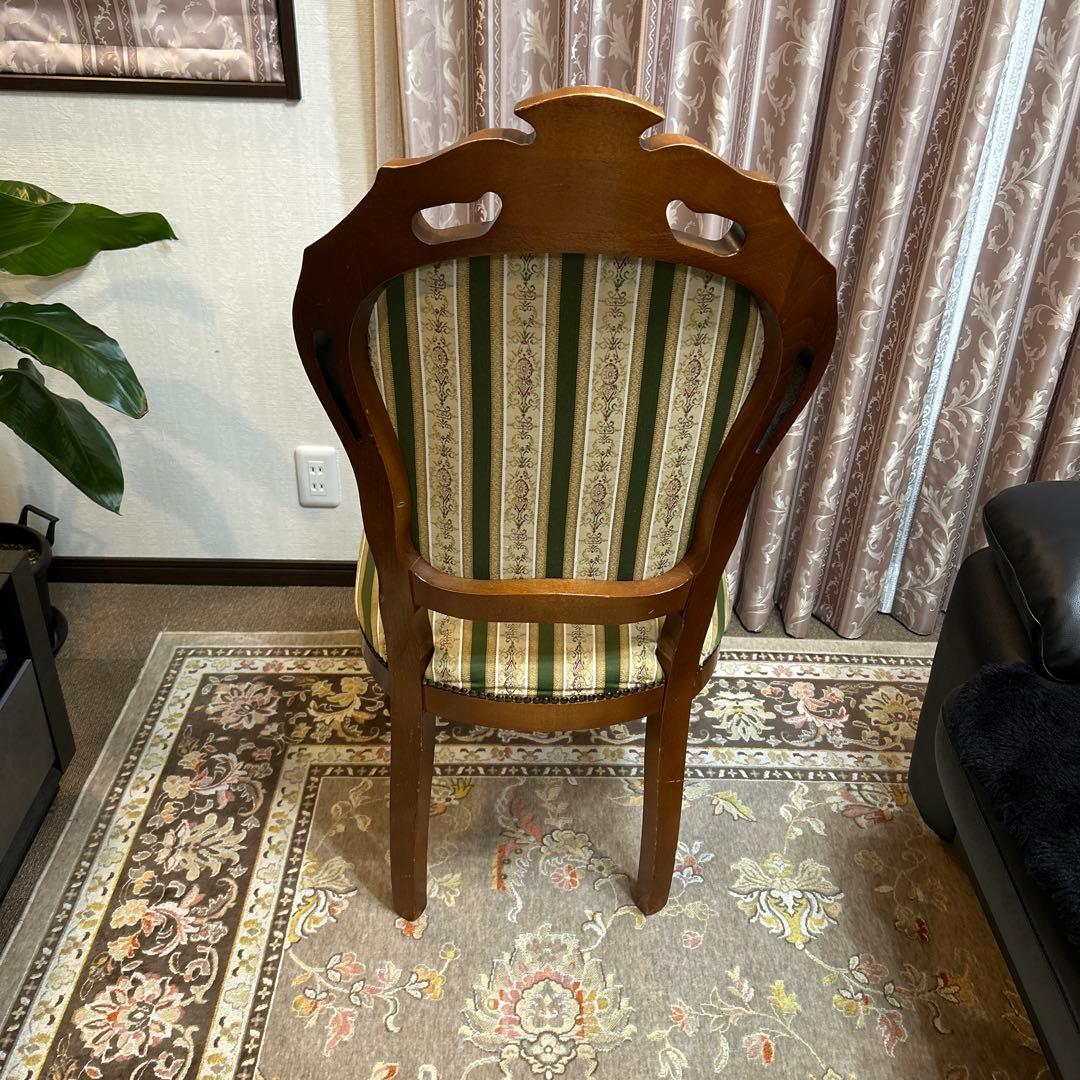 クラシックスタイルのダイニングチェア