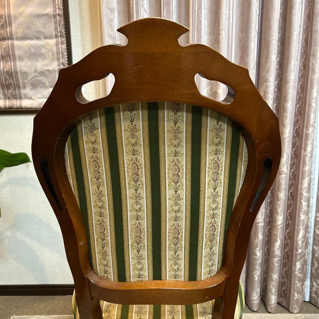 クラシックスタイルのダイニングチェア