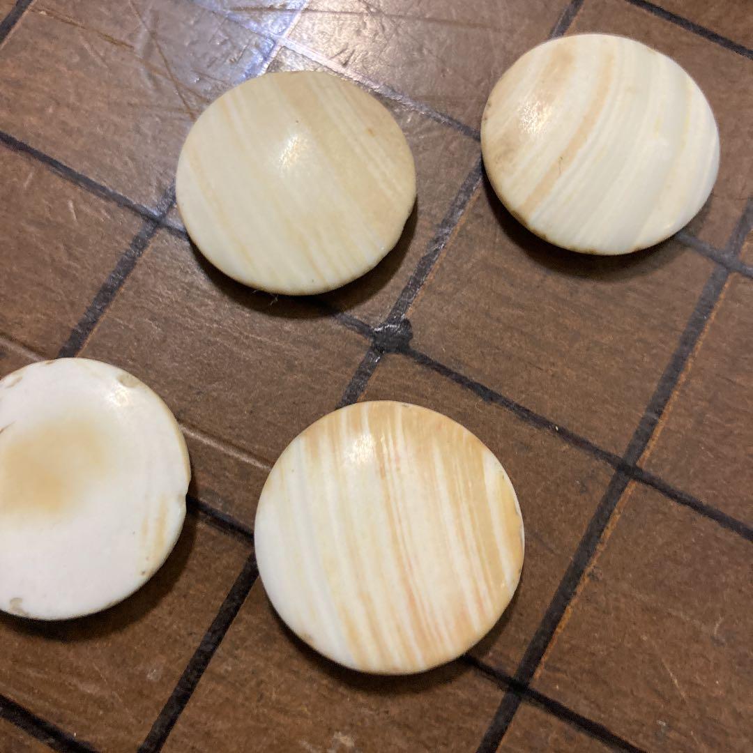 碁石と碁盤です。白い碁石は貝でできている。古いものです。碁盤はヒノキらしいです