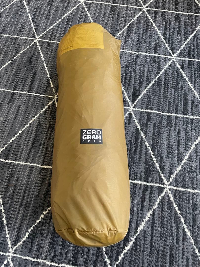 耐水性素材を使用したZerogramの山岳テントポール式設営で簡単に設営可能。