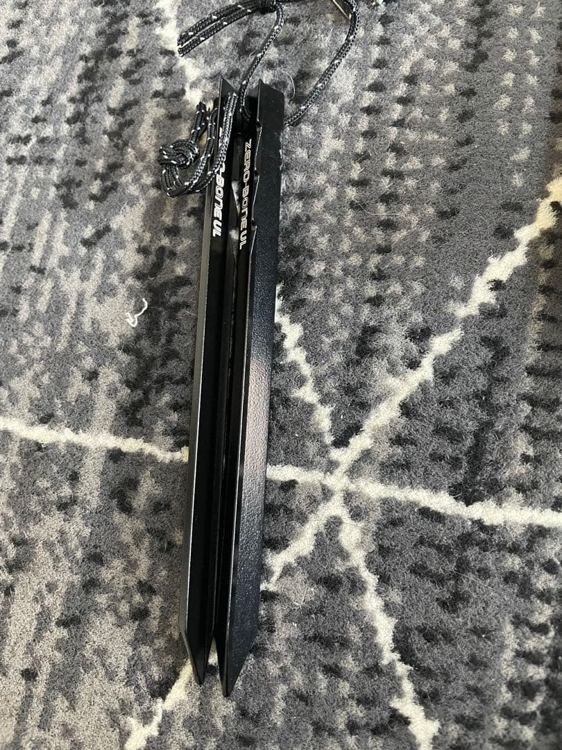 耐水性素材を使用したZerogramの山岳テントポール式設営で簡単に設営可能。