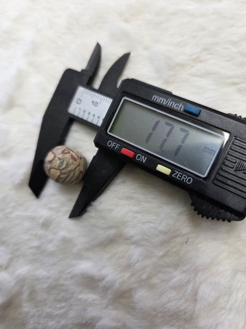 019　蜻蛉玉　古いベージュと赤の模様の球形ビーズ！