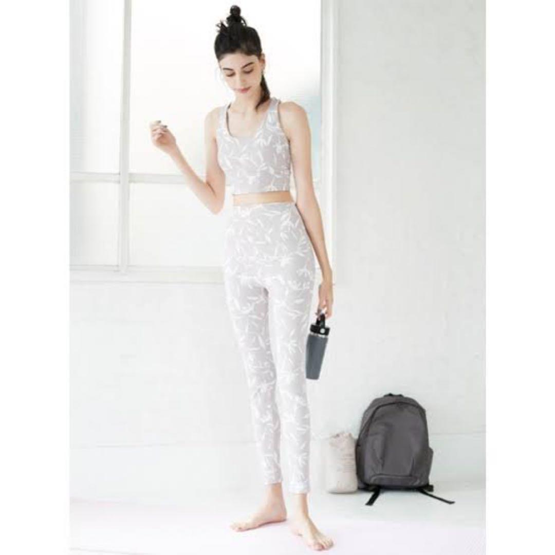 emmi yoga　ニューパウダリーフラワーレギンス＆トップスセット　完売品