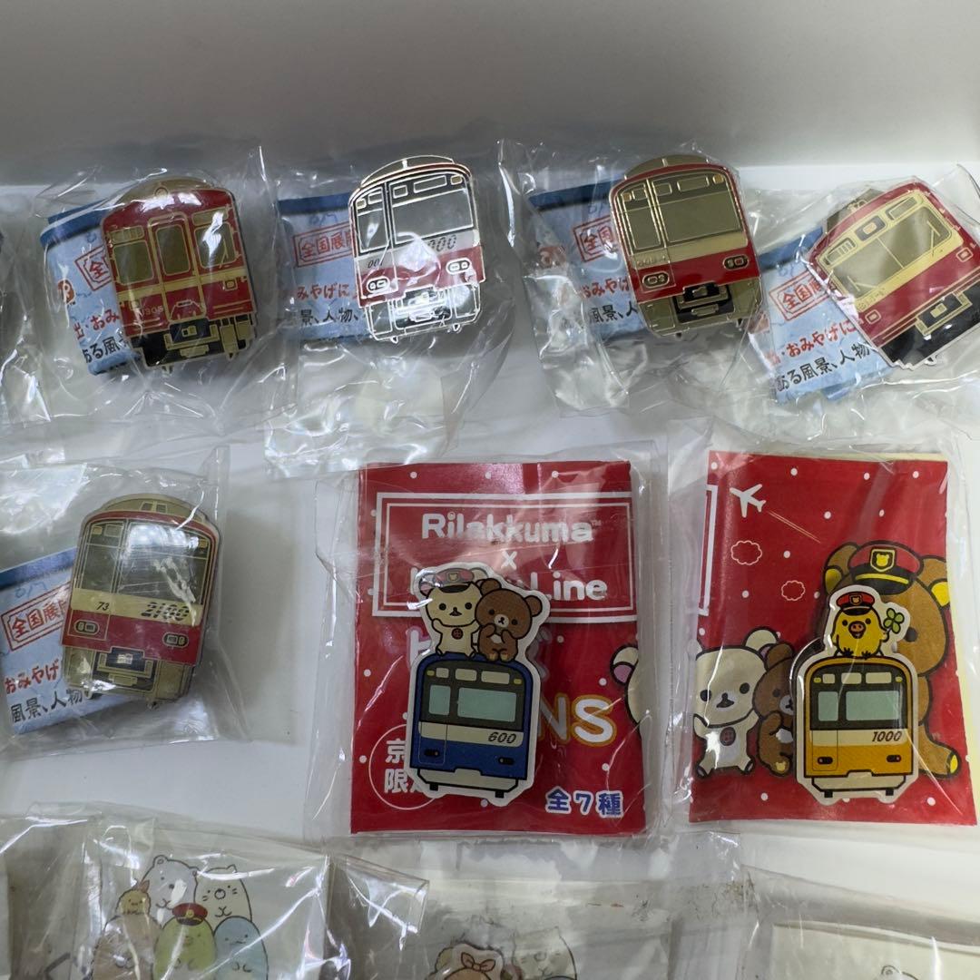 京浜急行線ピンバッチ リラックマ すみっコぐらし20個とすみっコぐらしマスコット