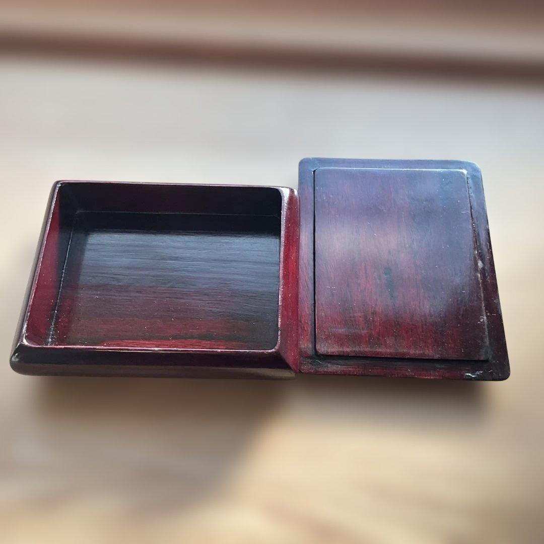 花彫刻、象嵌の赤い漆器小物入れ、唐木