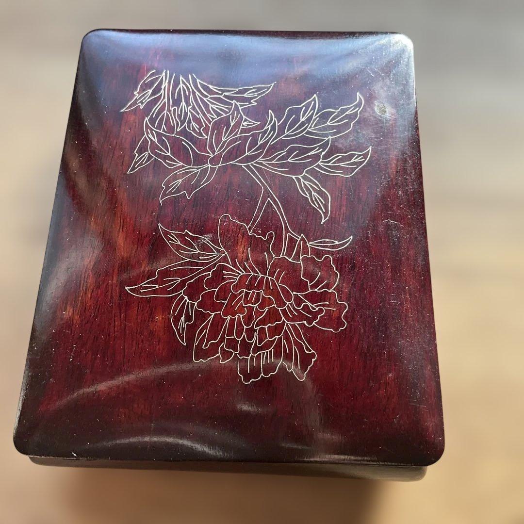 花彫刻、象嵌の赤い漆器小物入れ、唐木