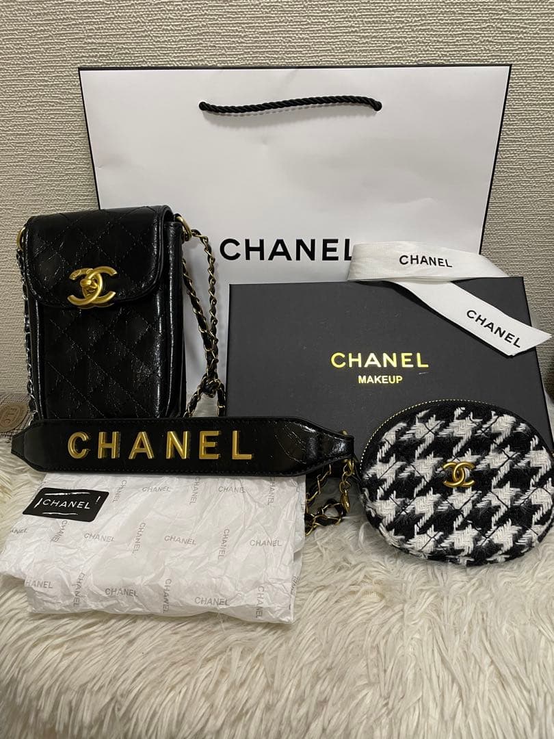 CHANEL シャネルの人気スマホホルダーとミニポーチ ❣️