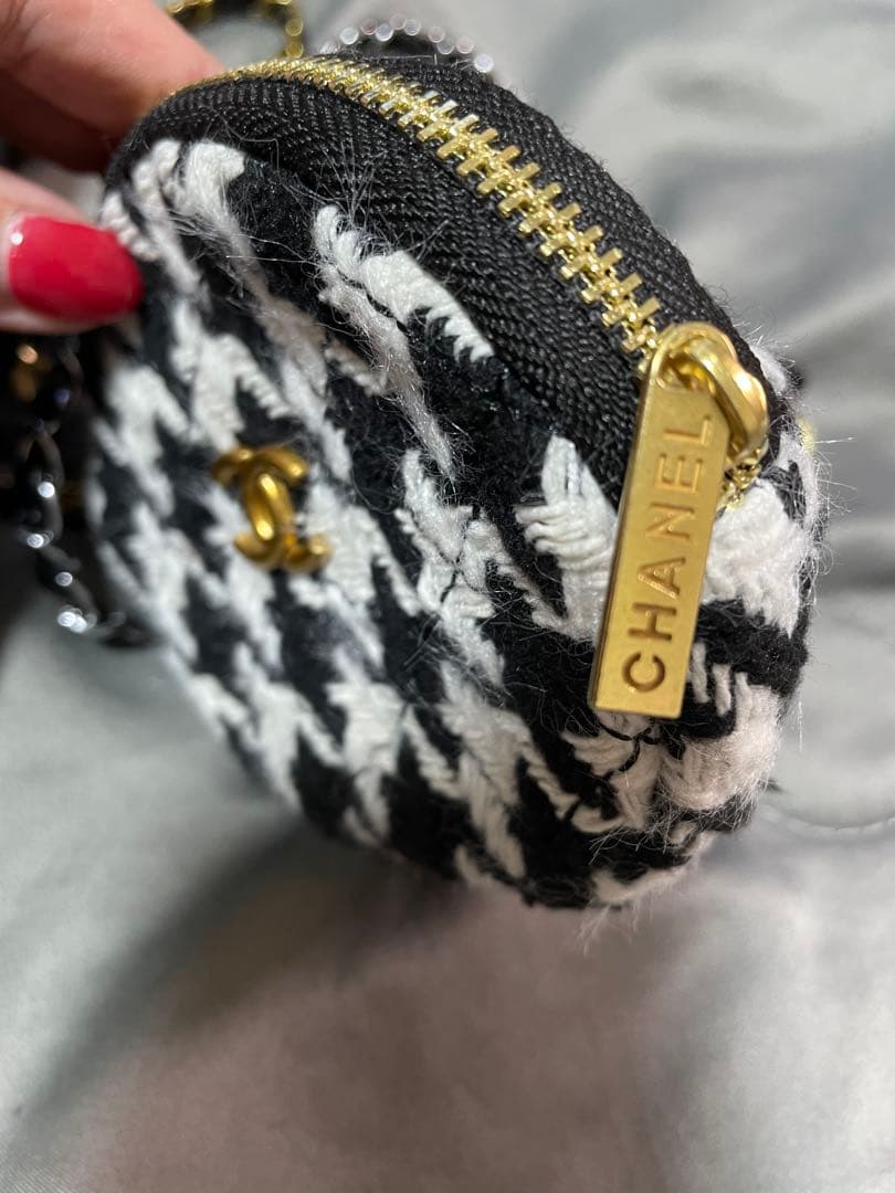 CHANEL シャネルの人気スマホホルダーとミニポーチ ❣️