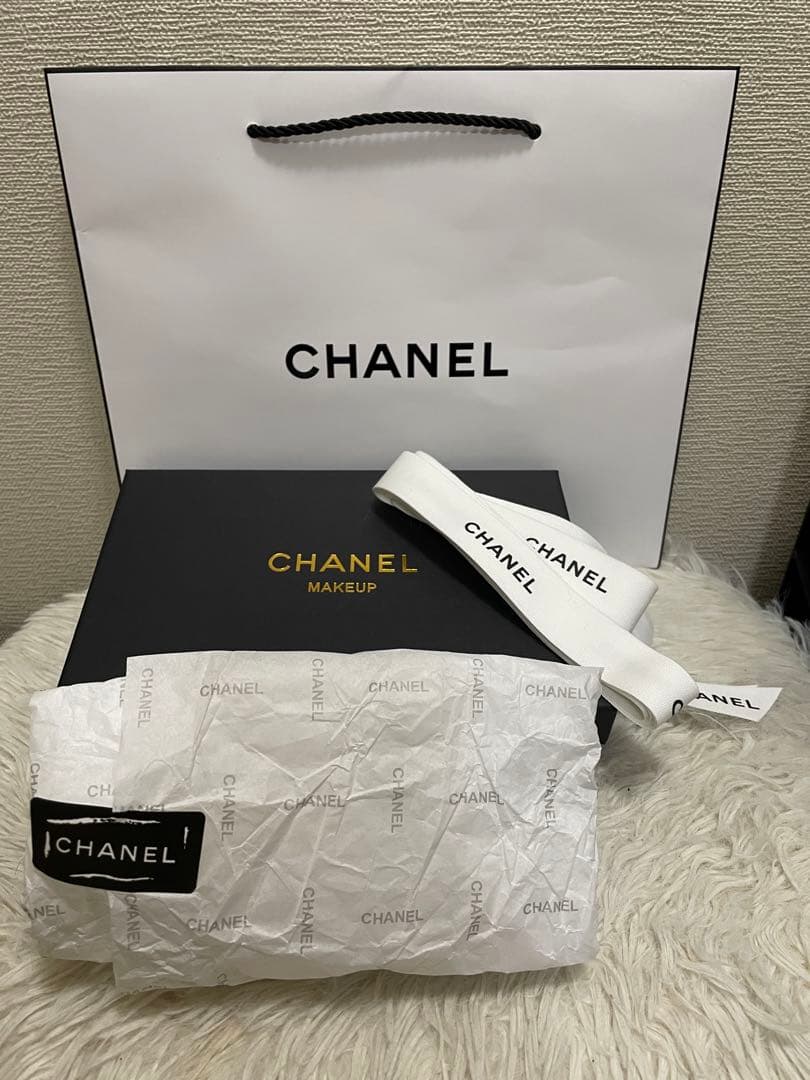 CHANEL シャネルの人気スマホホルダーとミニポーチ ❣️