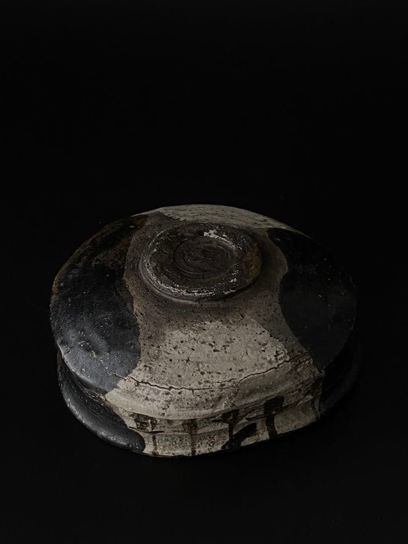 黒織部沓形茶碗 吊柿文様 共箱