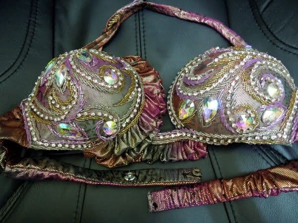 ピンク系グラデーションにゴールドラメのベリーダンス衣装