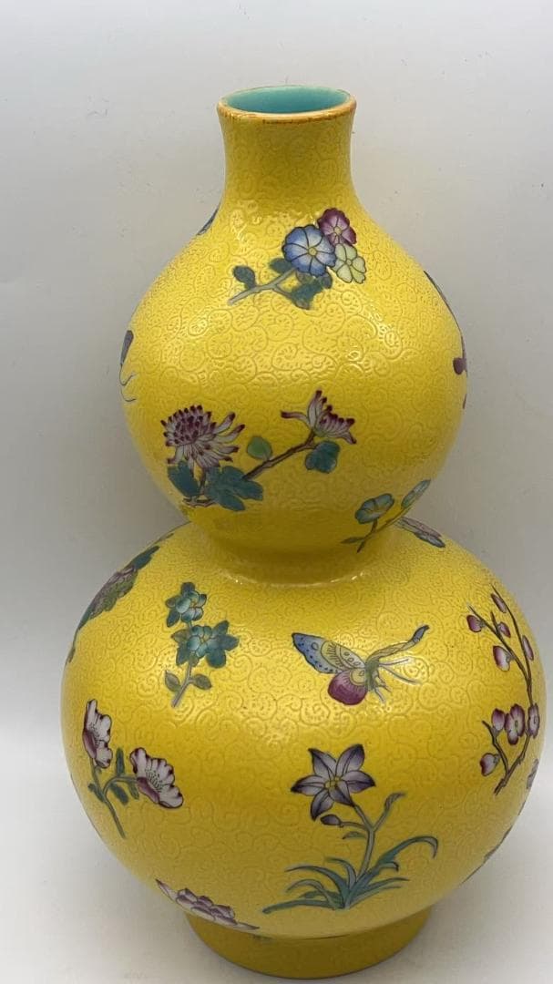 清乾隆時代 【乾隆年製】在銘 琺瑯彩黄地花蝶文葫芦瓶 景徳鎮(Y-2)