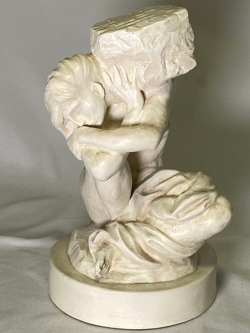 2049 ❣️ 石を負うカリアティード　像