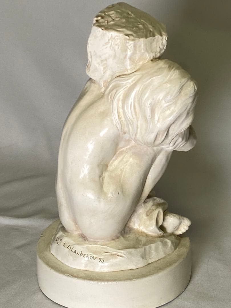 2049 ❣️ 石を負うカリアティード　像