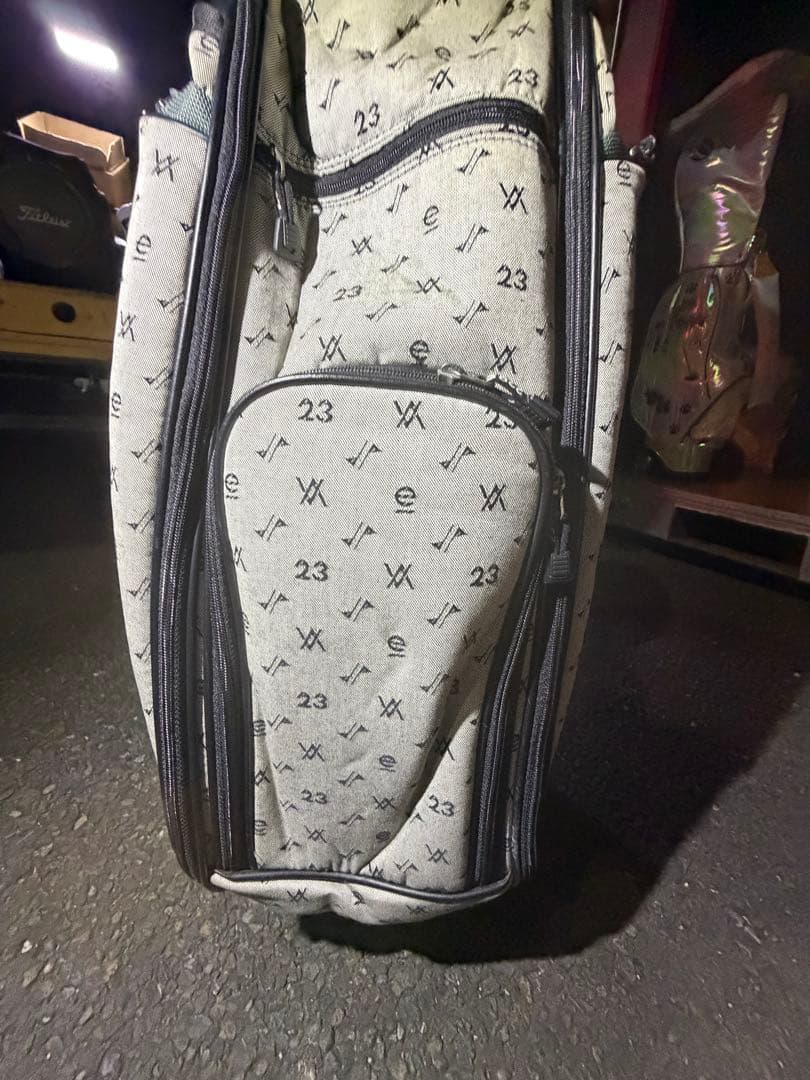 グレーと黒のパターンキャディバッグ