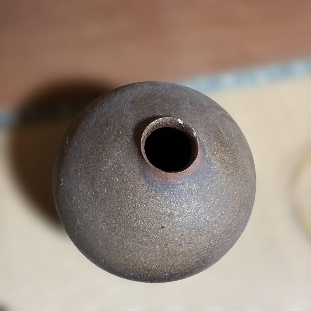 茶色い球形花瓶