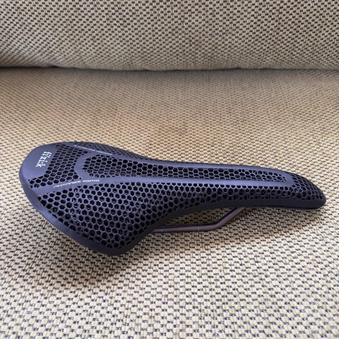Fizik VENTO ANTARES R3 ADAPTIVE サドル140mm