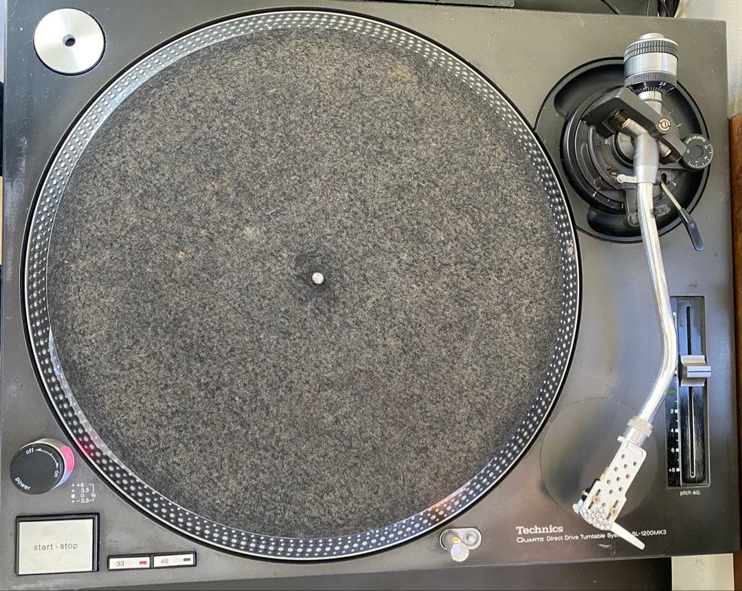 ターンテーブル×2、ミキサー、アンプ、スピーカー×2