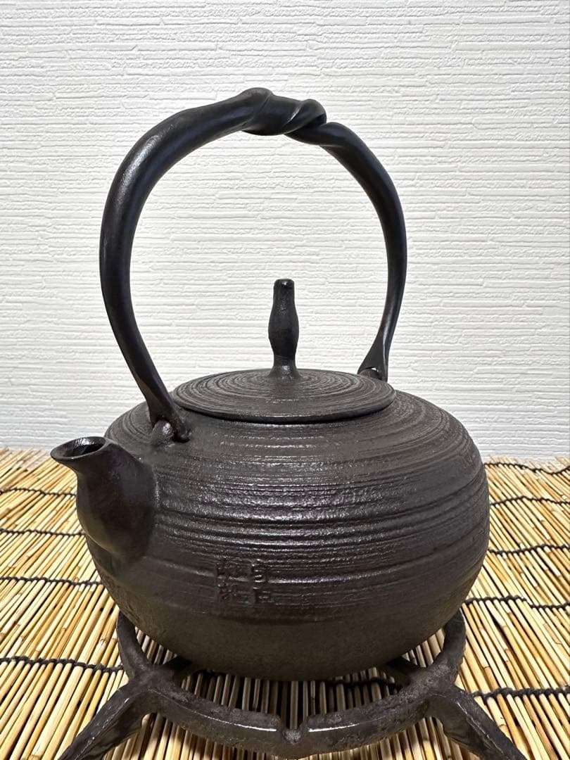 未使用品、供箱等付属品付　岩手県奥州 佐秋鋳造所 佐藤守巨造 真作保証　南部鉄瓶