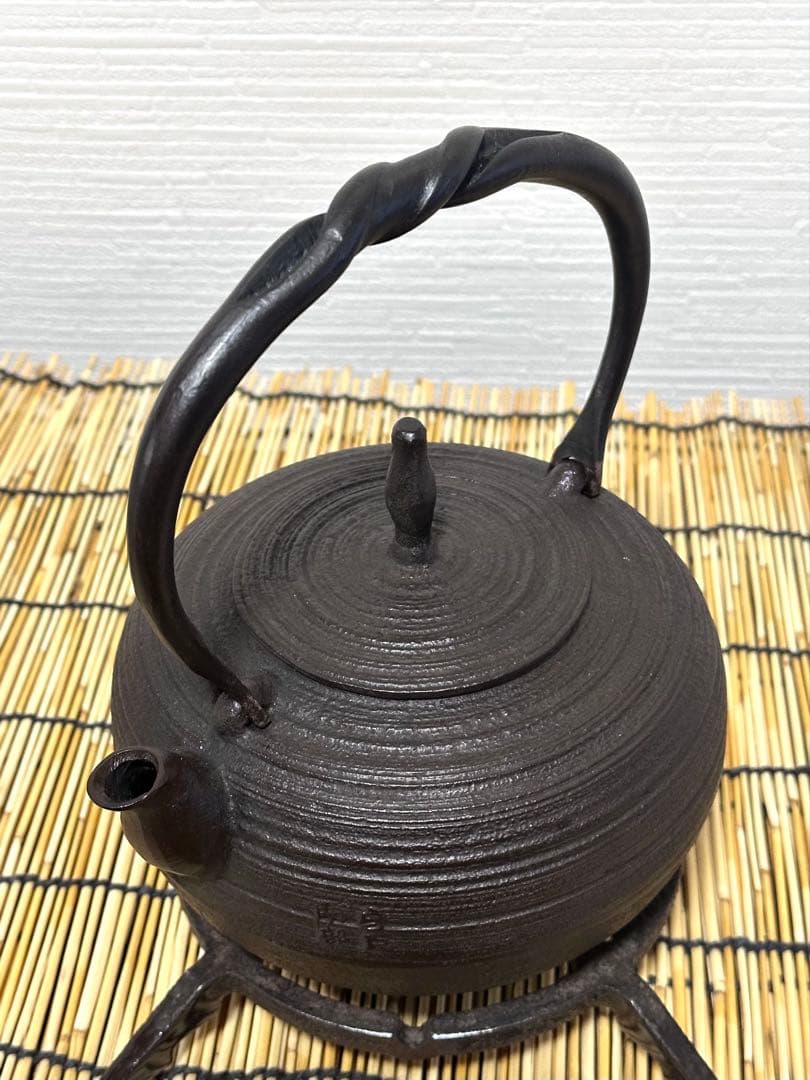 未使用品、供箱等付属品付　岩手県奥州 佐秋鋳造所 佐藤守巨造 真作保証　南部鉄瓶