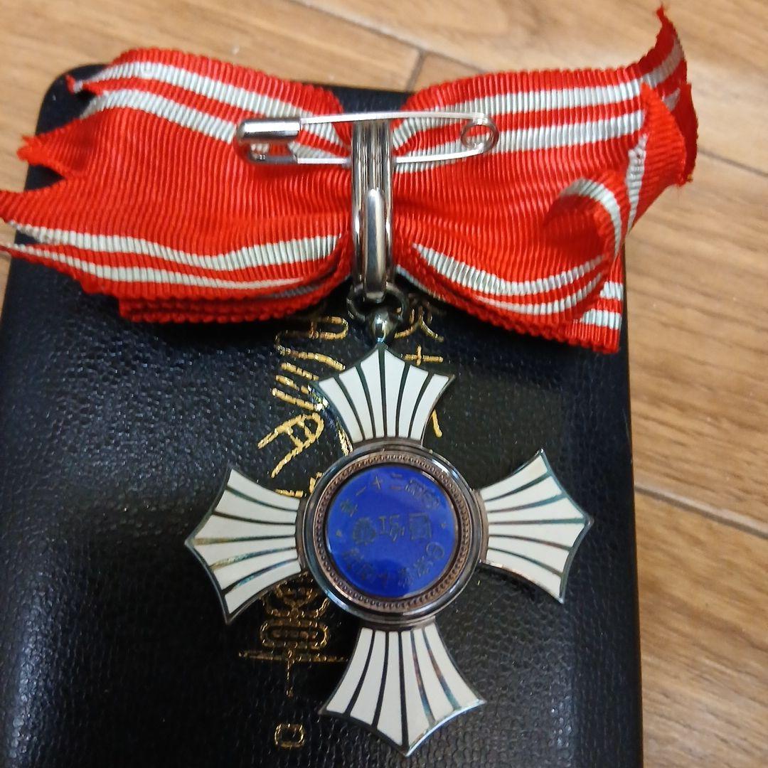 日本赤十字社 銀色有功章 バッジ 勲章 徽章 胸章 記章 メダル