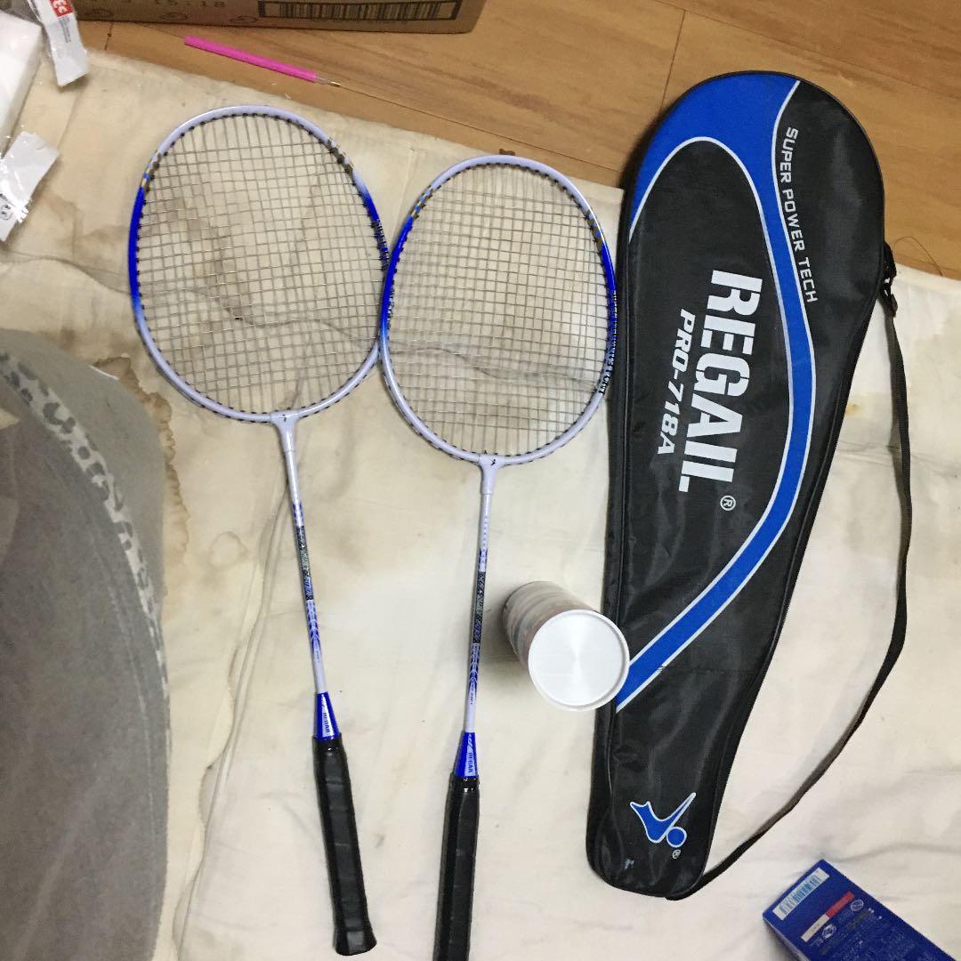 スポーツが好きでバトミントンのラッケトとバック