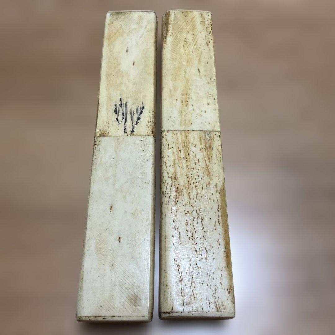 動物の骨製の彫刻文鎮一対