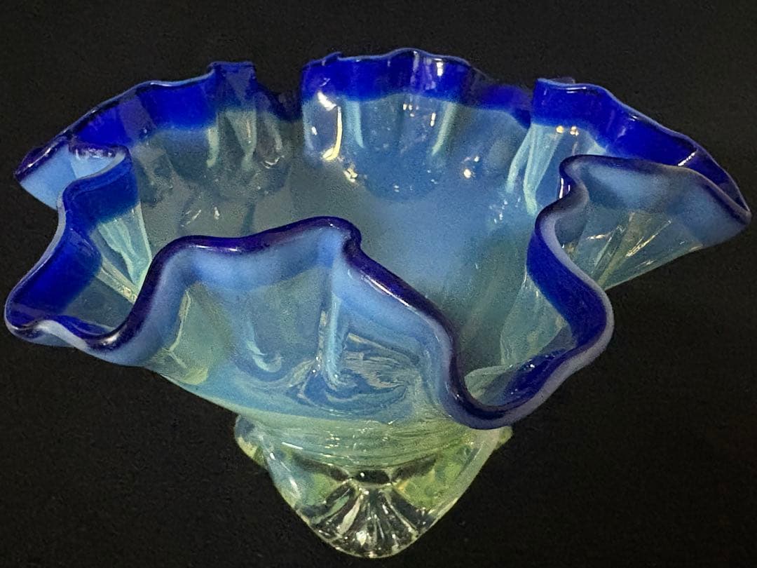 大正ガラス　和ガラス氷コップ　ウランガラス　シェル型　青フリル縁　アンティーク