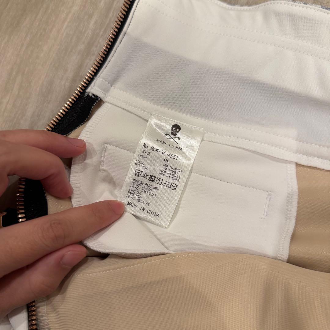 マークアンドロナ　2023年モデル　コードシリーズ　ゴルフ　スカート　ロゴ　金具